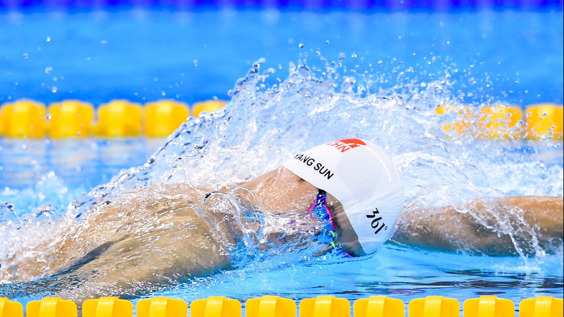 自由泳中程瑞士节奏明快，自由泳竞技