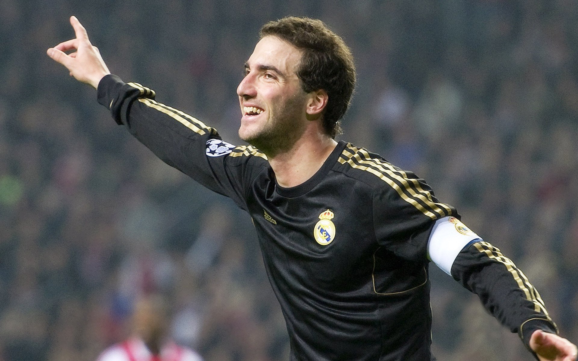 隆戈：无敌边锋，震撼世界橄榄球的“黑色闪电”